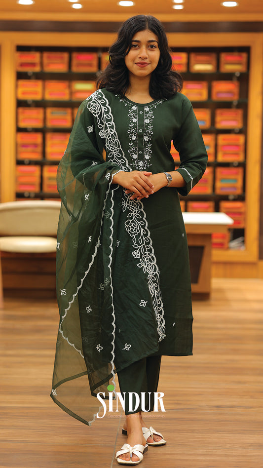 Slub Muslin Hand-Embroidered Top with Organza Scalloped Shawl & Shaded Bottom | code : 2002